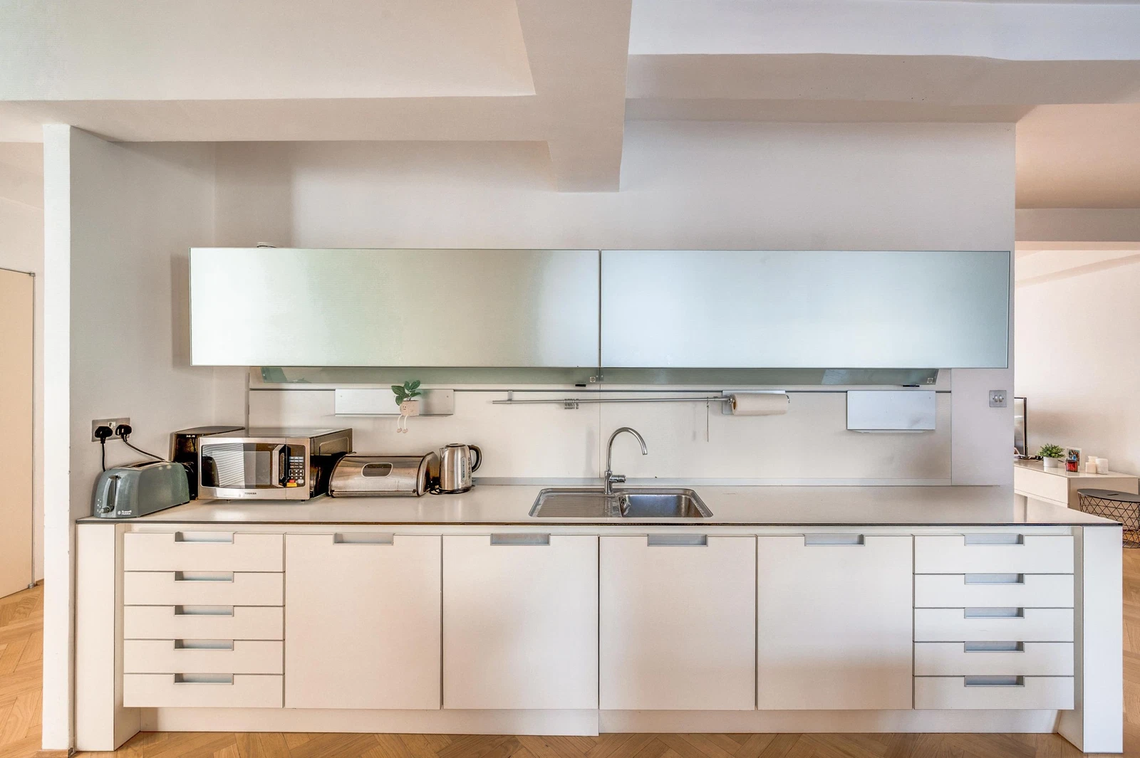 Knightsbridge Court, SW1X - image 8