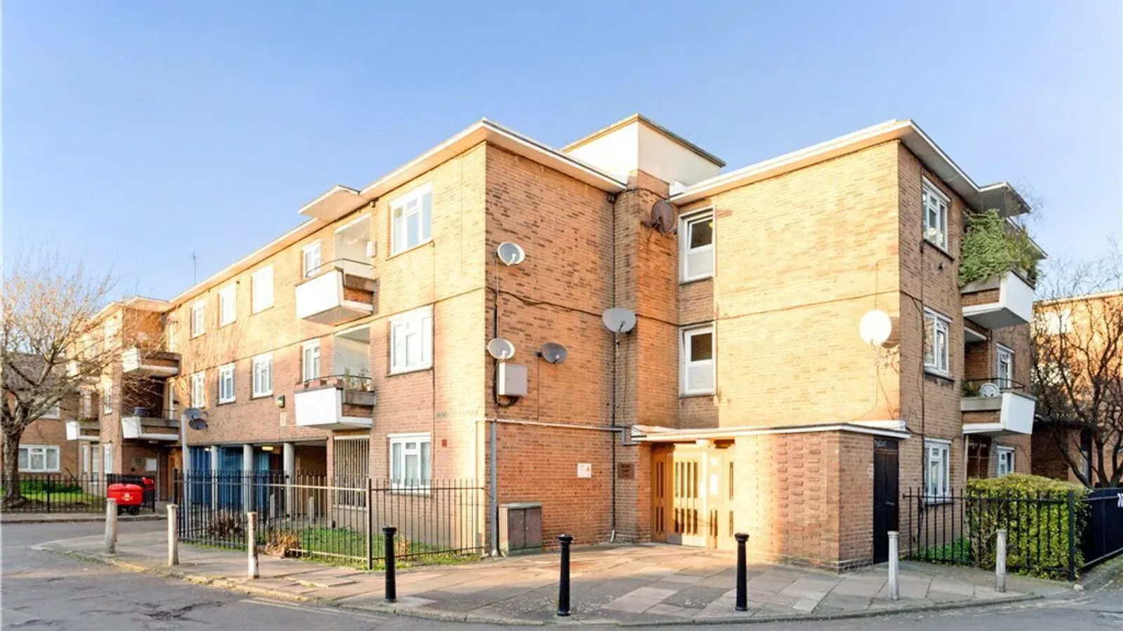 Bedser Court, Clarence Walk, London, SW4 - image 1