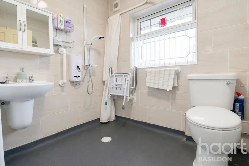 Tattenham Road, Laindon, Basildon, SS15 - image 2