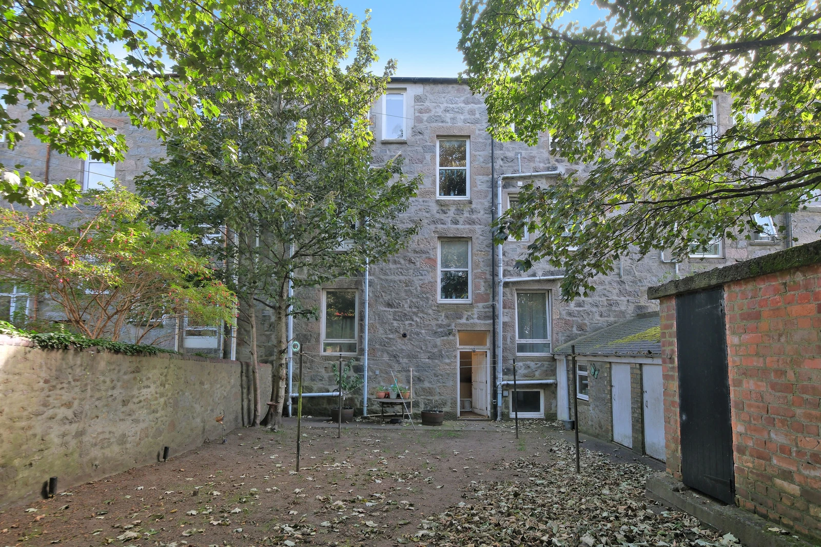 Top floor flat, Aberdeen, AB24 3PH - image 11