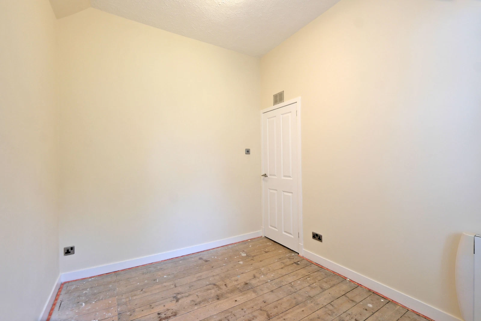 Top floor flat, Aberdeen, AB24 3PH - image 6