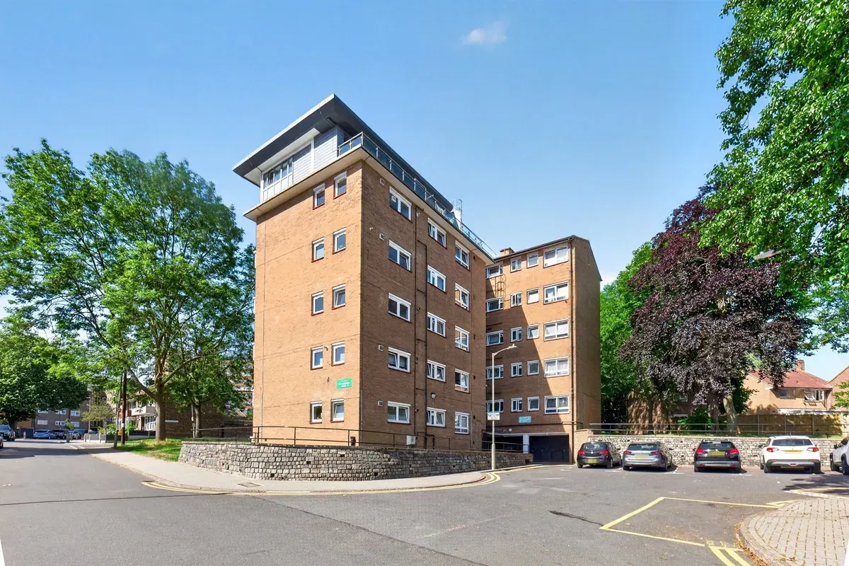 Castlecombe Drive, London - image 3