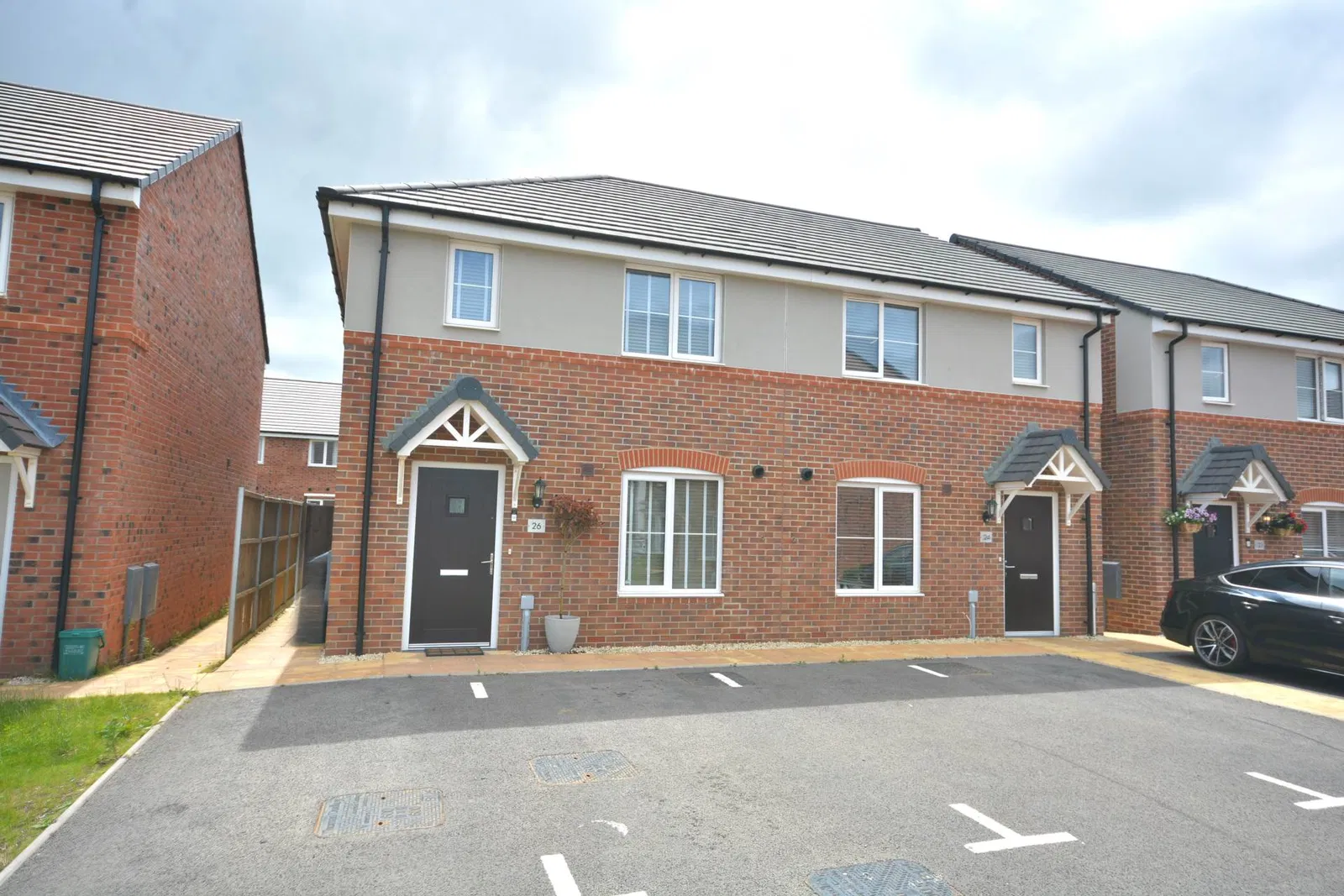 Azure Close, Ashlawn Rise, Rugby - image 1