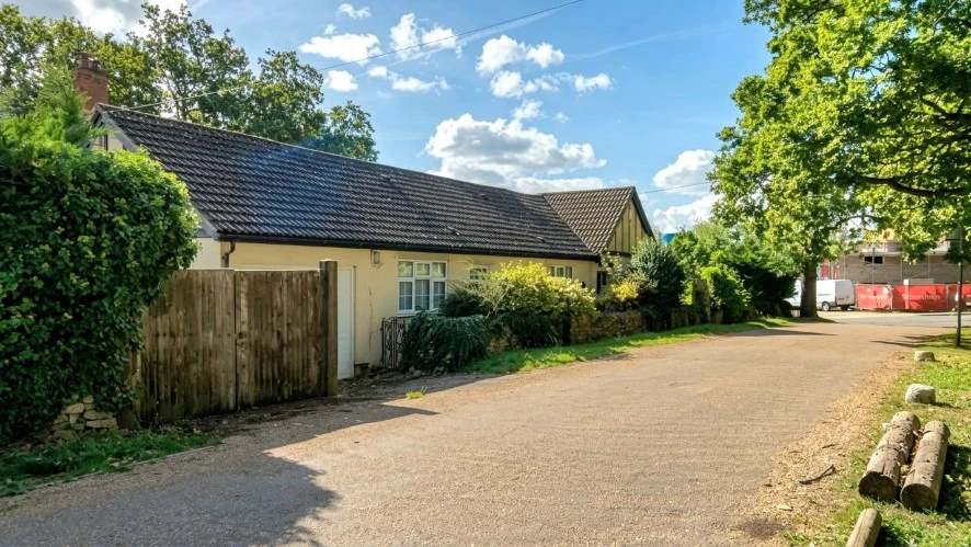 1 Hillway, Woburn Sands, Milton Keynes, Buckinghamshire MK17 8UL - image 2