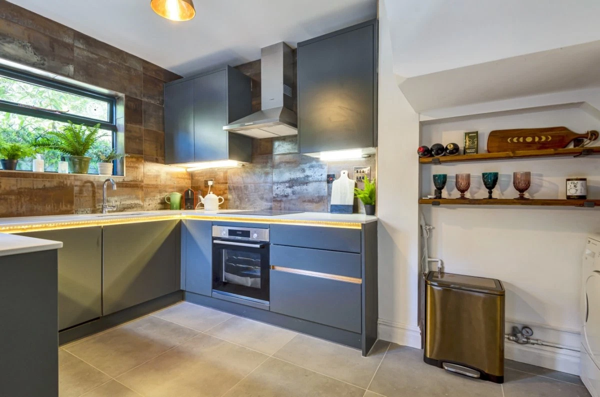 Shepherds Bush, London, Hammersmith & Fulham, W12 - image 8