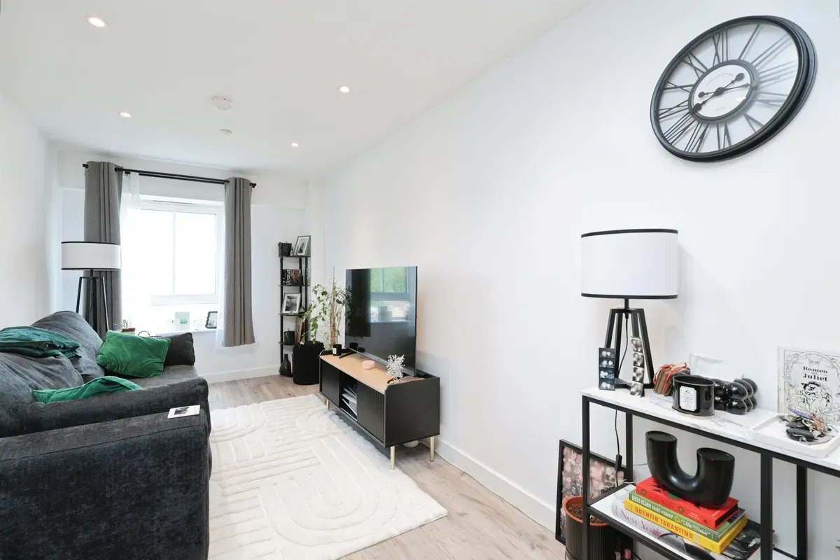 Cherry Tree Road, Watford - image 2