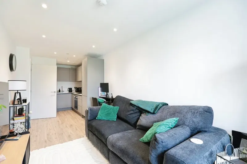 Cherry Tree Road, Watford - image 3