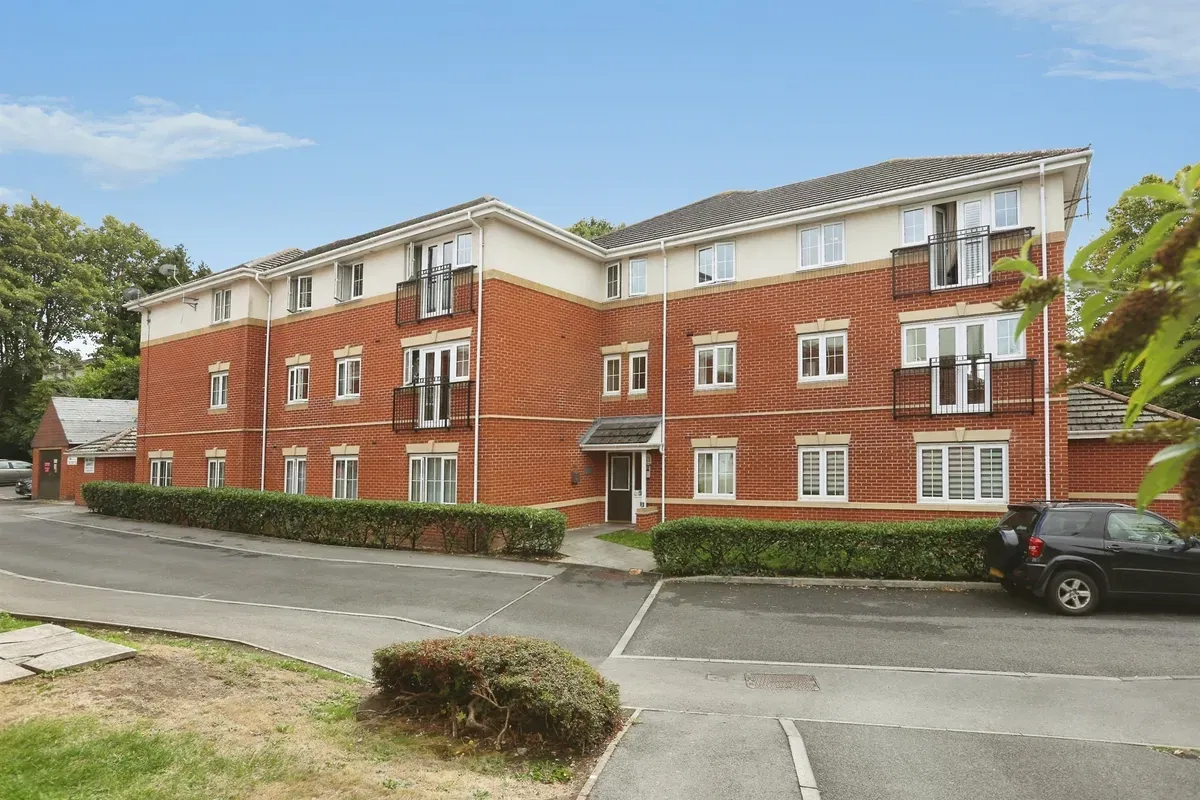 Mirabella Close, Southampton - image 1