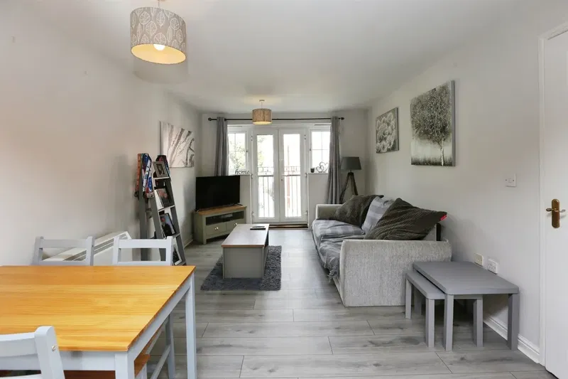 Mirabella Close, Southampton - image 2