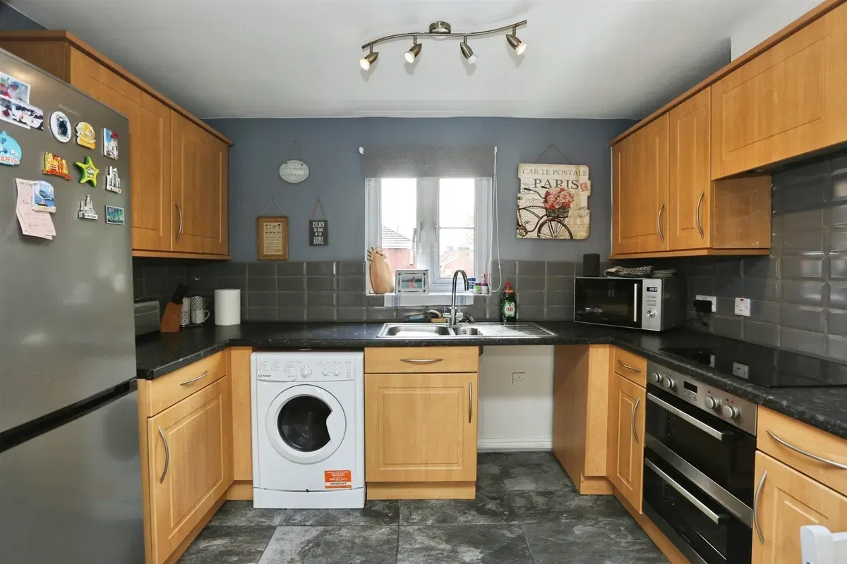 Mirabella Close, Southampton - image 4