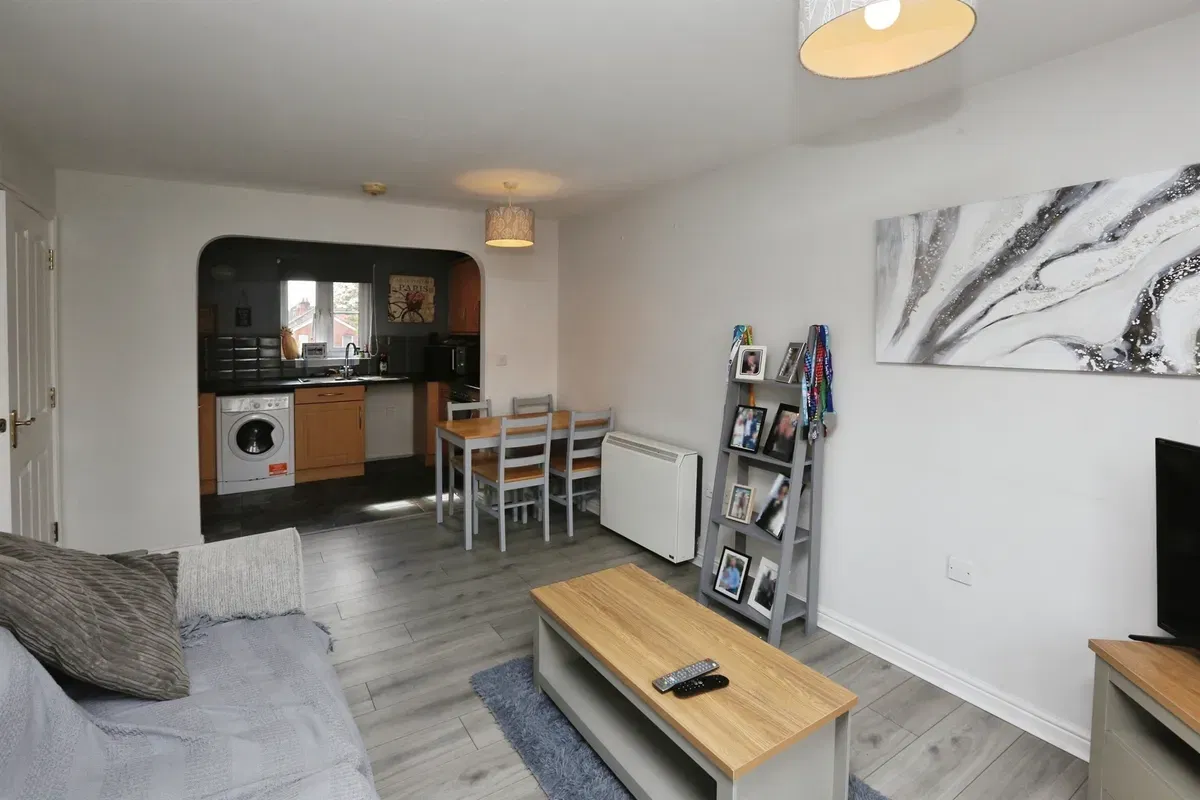 Mirabella Close, Southampton - image 5