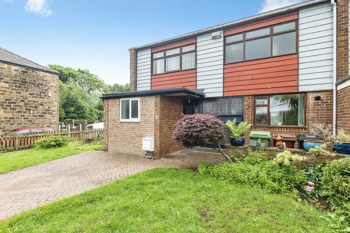 Hembrigg Gardens, Morley, Leeds - image 1