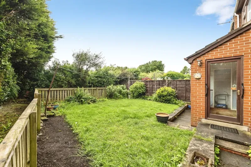 Hembrigg Gardens, Morley, Leeds - image 2