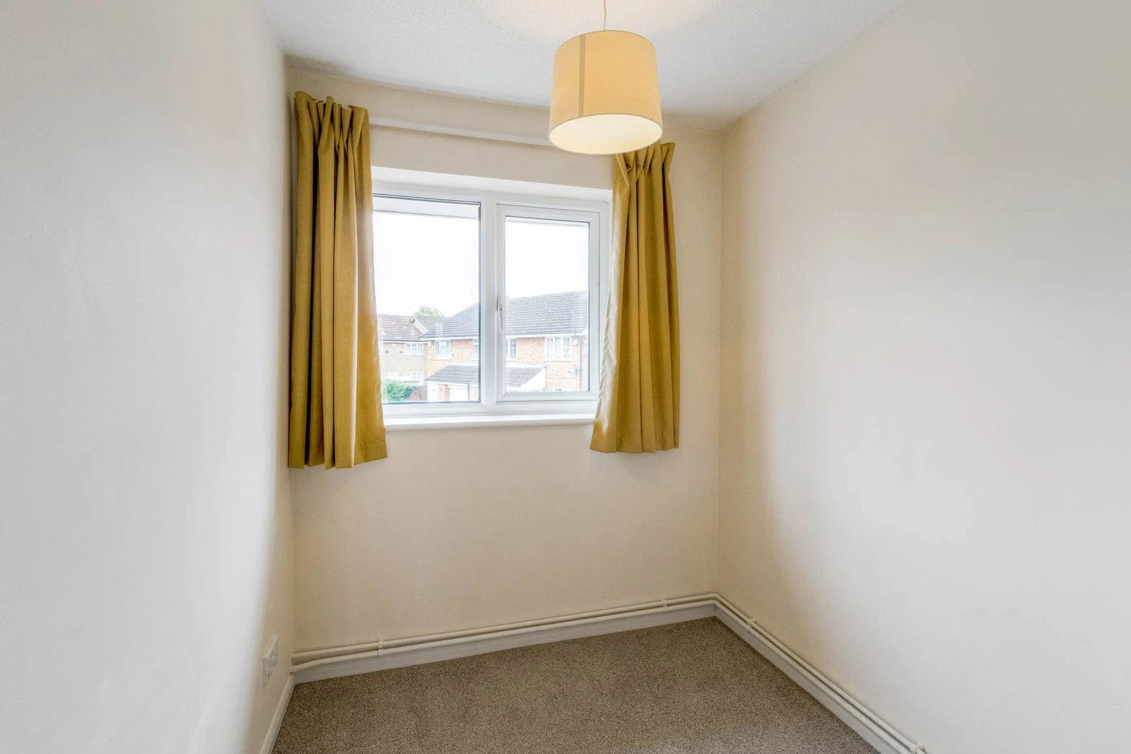 Petersham Close, Newport Pagnell - image 12
