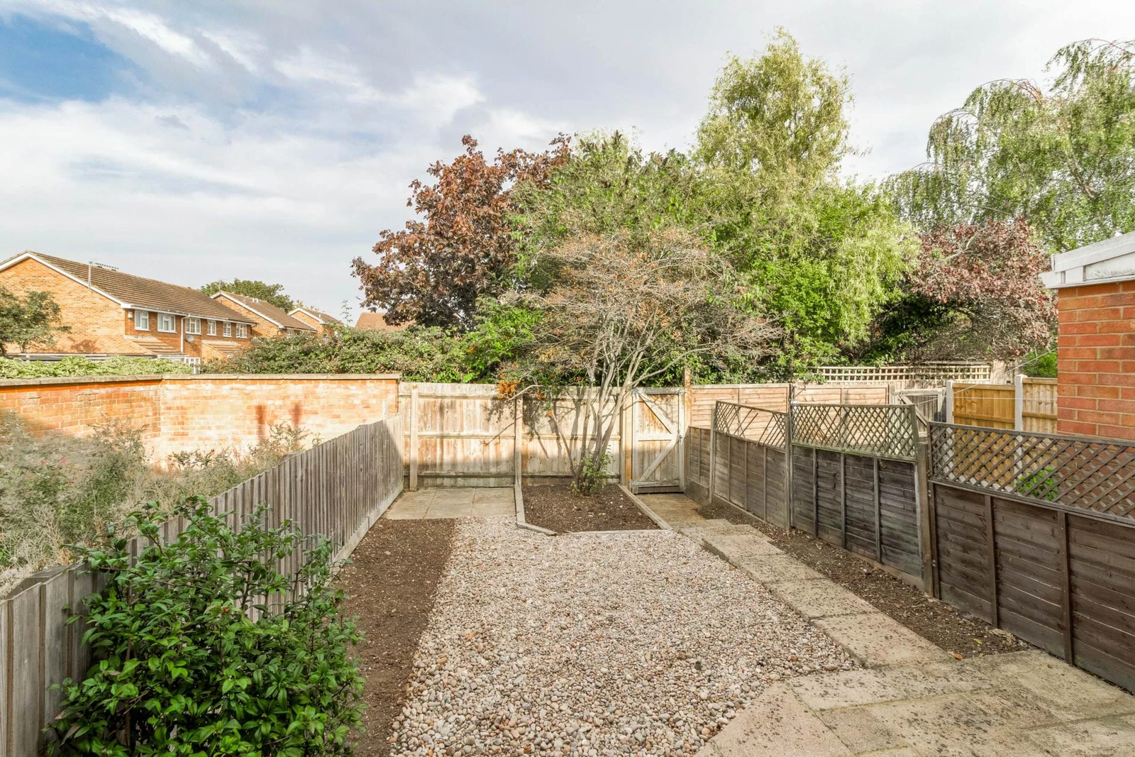 Petersham Close, Newport Pagnell - image 3