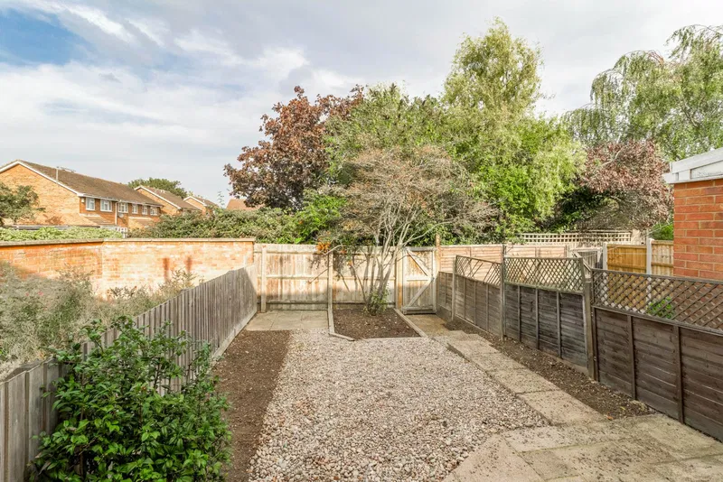 Petersham Close, Newport Pagnell - image 3