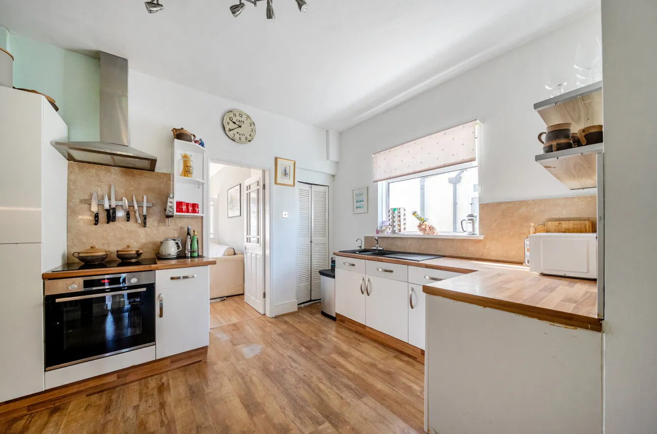 Spring Gardens, Anlaby Common, Hull, HU4 - image 2
