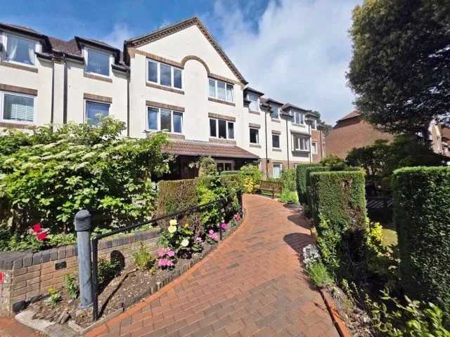 Park View Court, Queens Park West Drive, Bournemouth, Dorset, BH8 9 - image 2