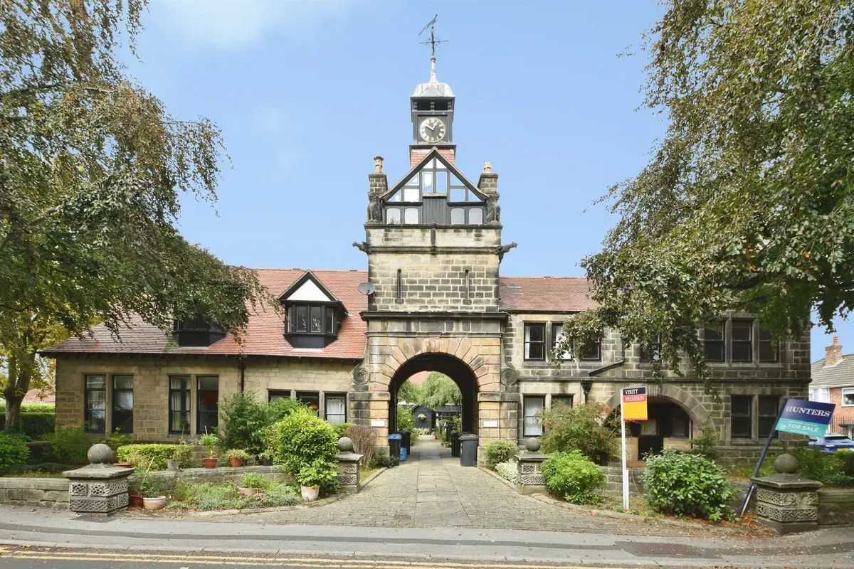 Woodfield Drive, Harrogate - image 1