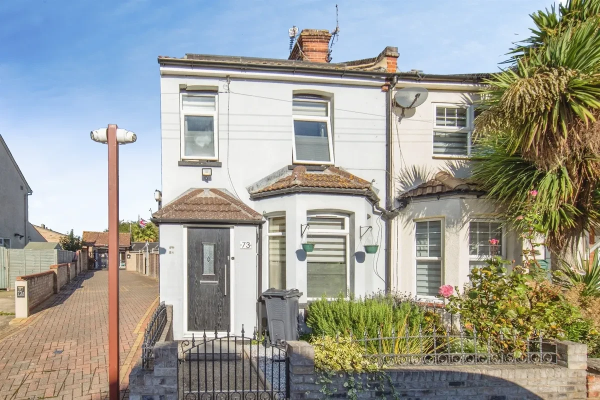 Warwick Road, Clacton-On-Sea - image 1