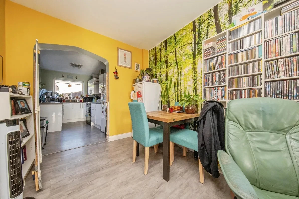 Warwick Road, Clacton-On-Sea - image 3