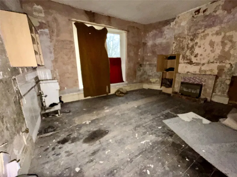 2a Apsley Crescent, Bradford, BD8 7EY - image 2