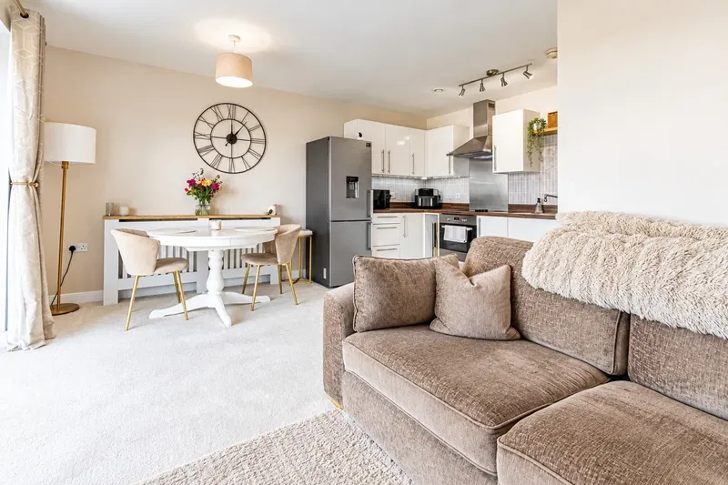 Kingman Way, Newbury, Berkshire, RG14 - image 2