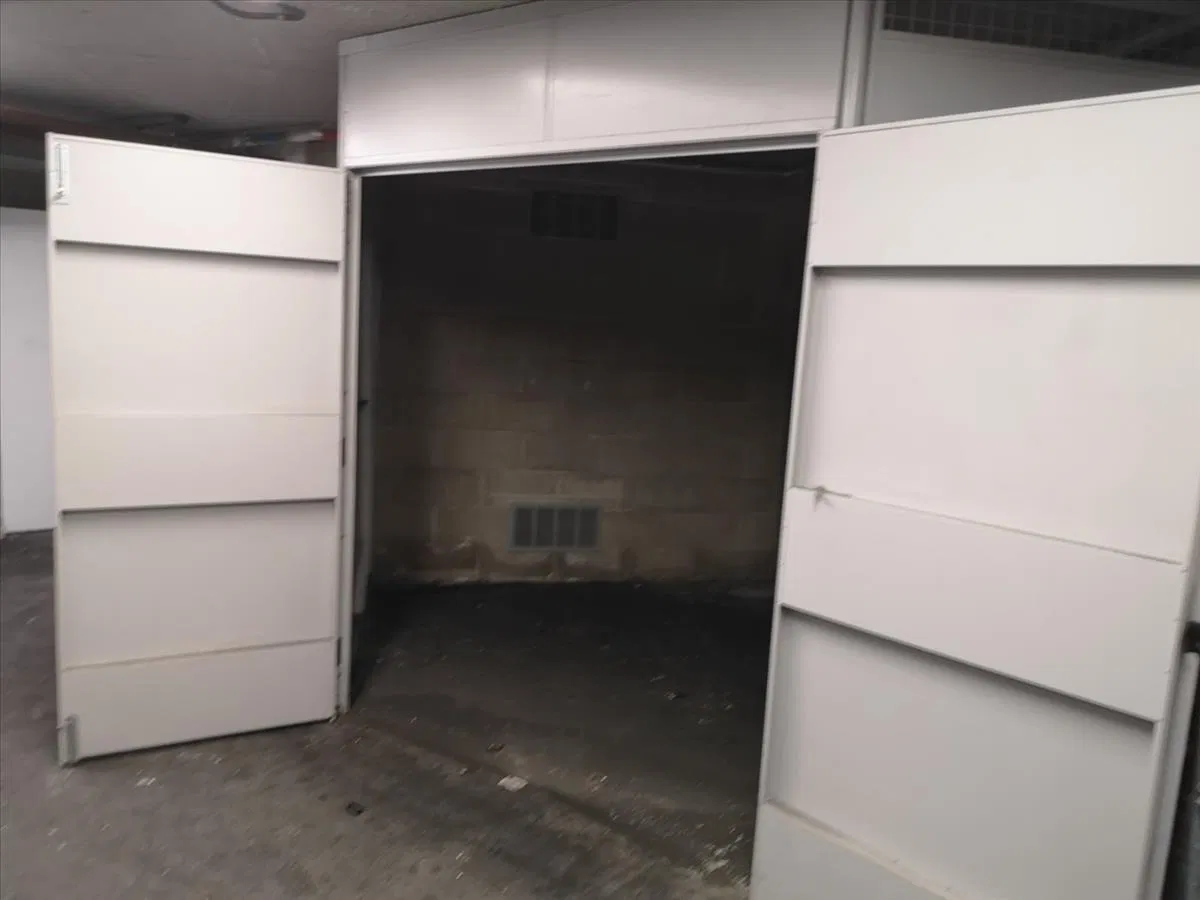 Storage Unit 18, Chelsea Bridge Wharf, SW11 - image 2