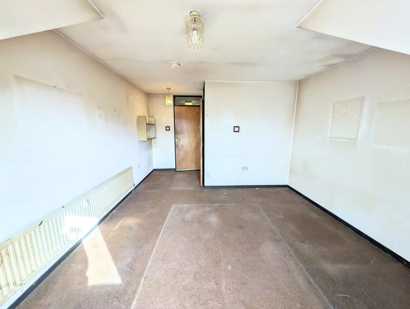 Wycliffe End, Aylesbury, HP19 - image 3