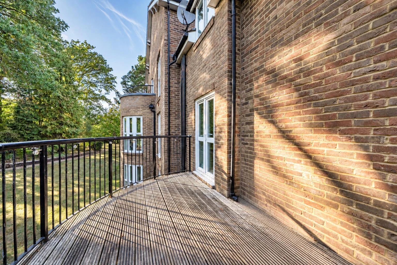 14 Drey House, Squirrel Walk, Wokingham, RG41 3AA - image 2