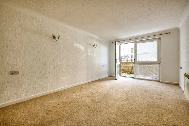 Wellington Crescent, Ramsgate, Kent, CT11 - image 2