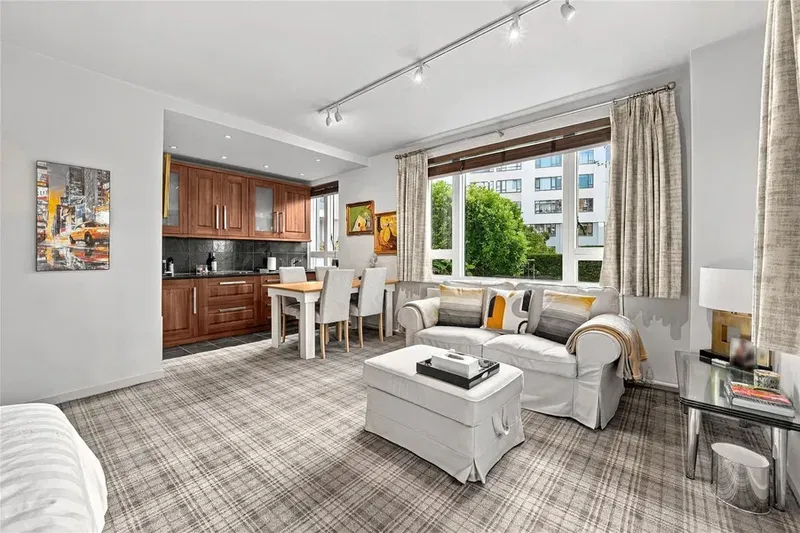 Park Crescent, Marylebone, London, W1B - image 2