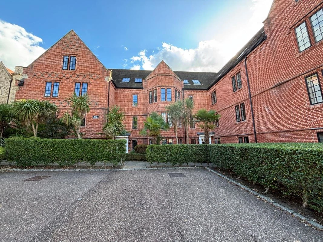 22 Rose Court The Galleries, Brentwood, Essex, CM14 5GJ - image 1