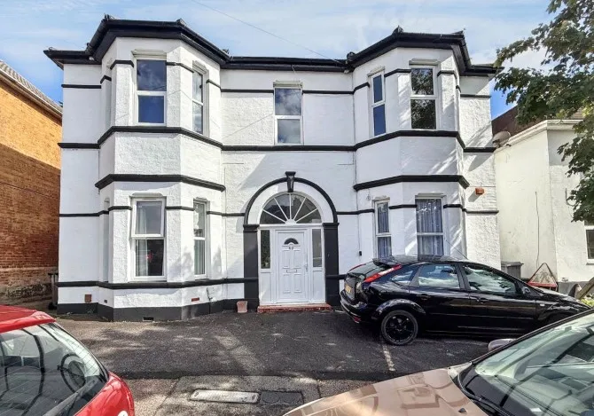 Flat 6, 60 Drummond Road, Bournemouth, Dorset, BH1 4DT - image 1