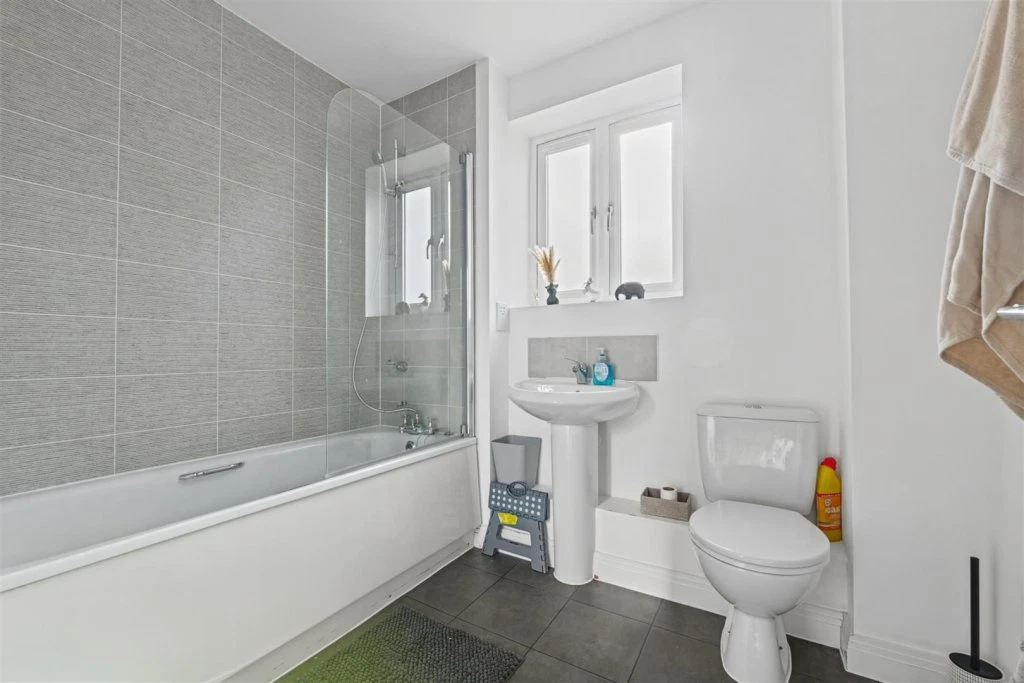 Kite Way, Hampton Vale, Peterborough - image 15