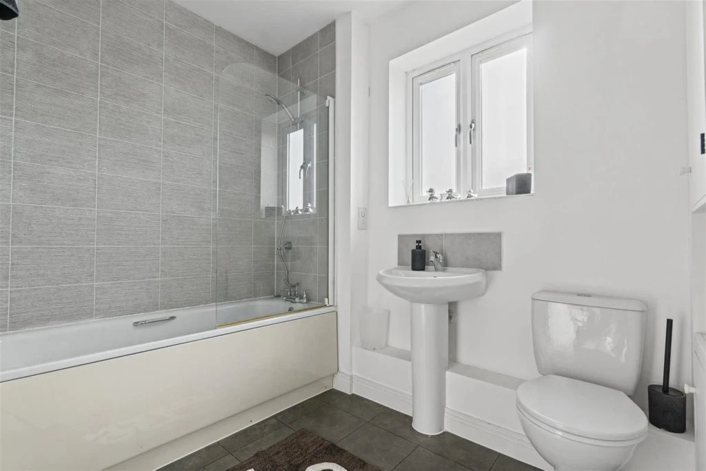 Kite Way, Hampton Vale, Peterborough - image 25