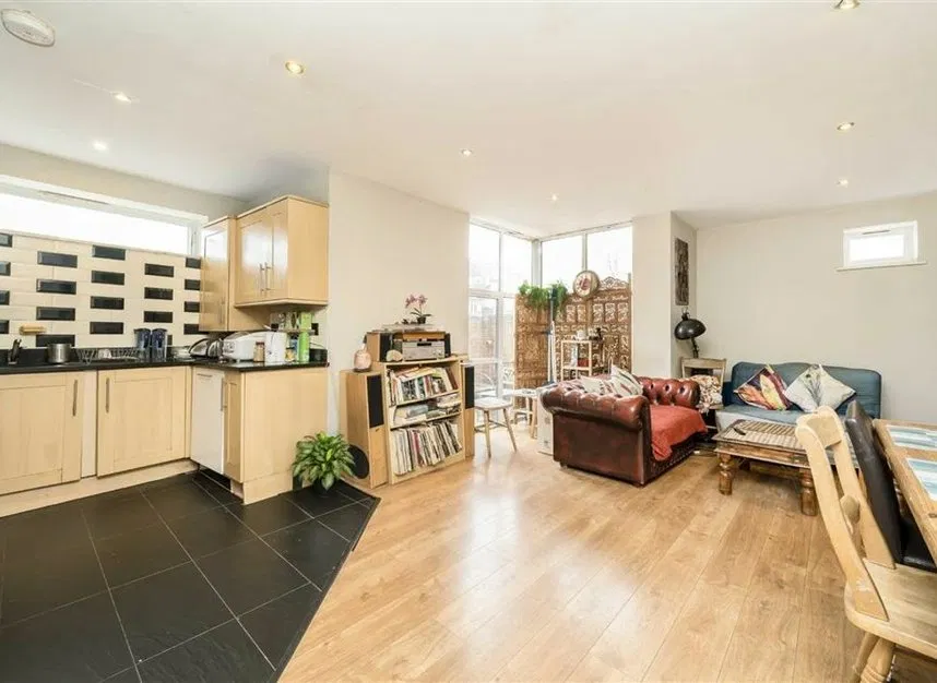 Ashford Road, Cricklewood, NW2 - image 1