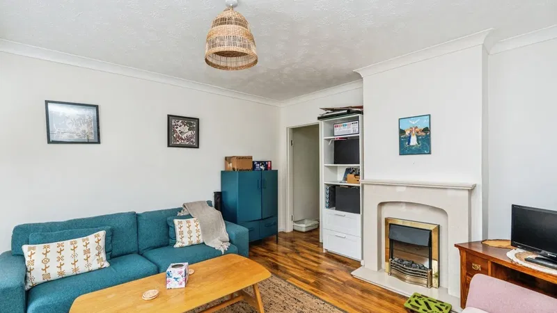 Leybourne Avenue, Southampton, Hampshire, SO18 - image 2