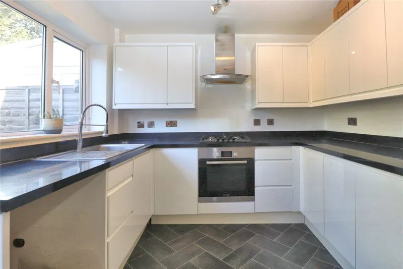 Oakfield, Woking, Surrey, GU21 - image 2