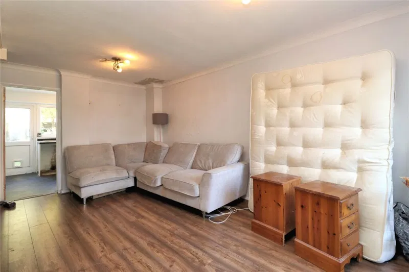 Oakfield, Woking, Surrey, GU21 - image 3