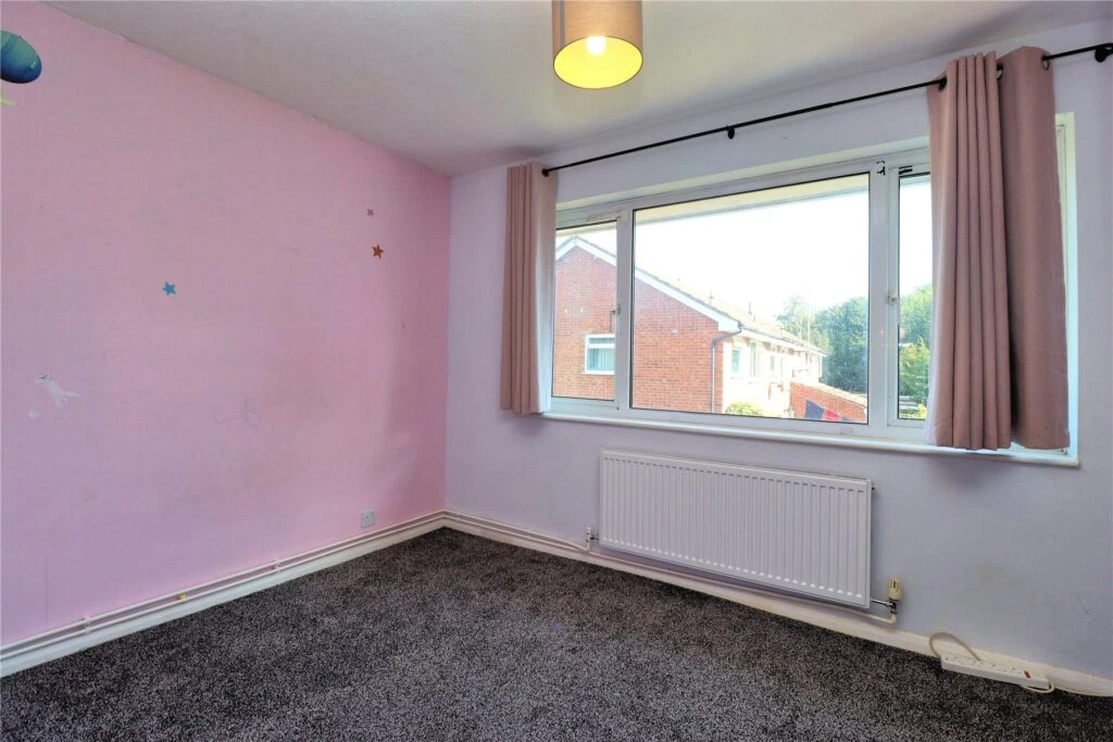 Oakfield, Woking, Surrey, GU21 - image 4