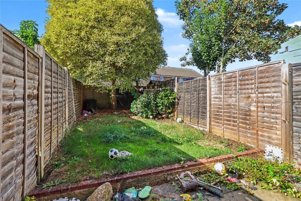 Oakfield, Woking, Surrey, GU21 - image 7