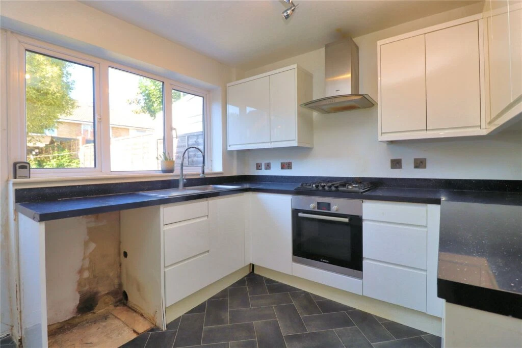 Oakfield, Woking, Surrey, GU21 - image 8