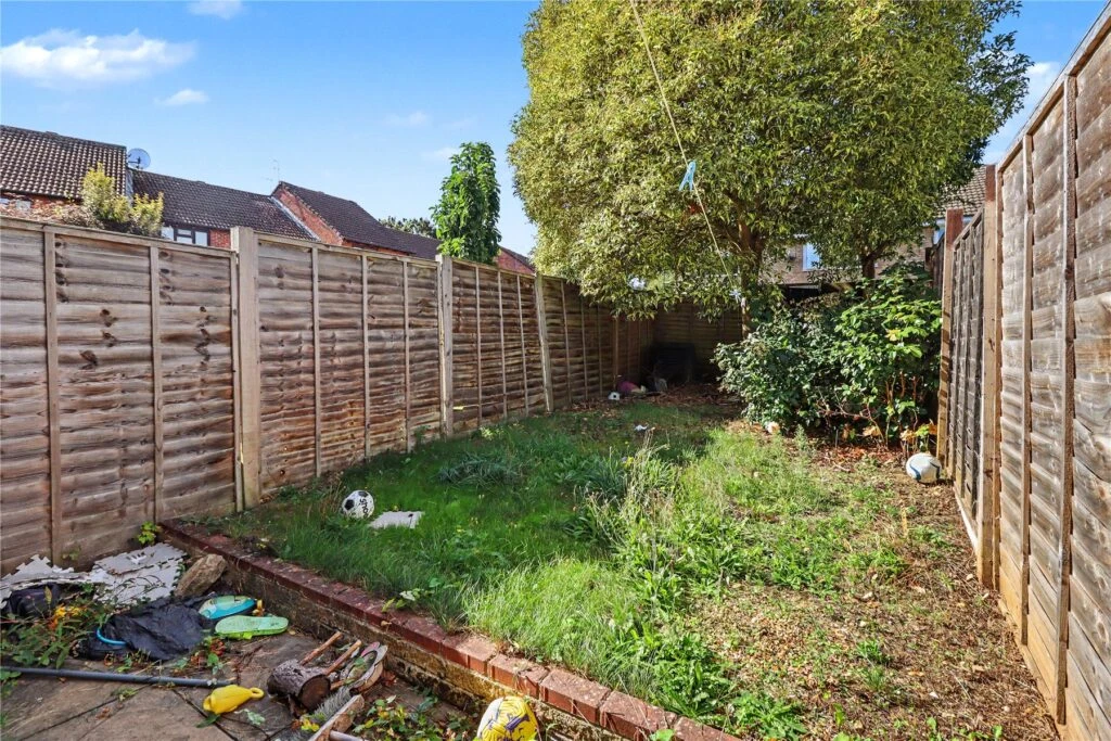 Oakfield, Woking, Surrey, GU21 - image 9