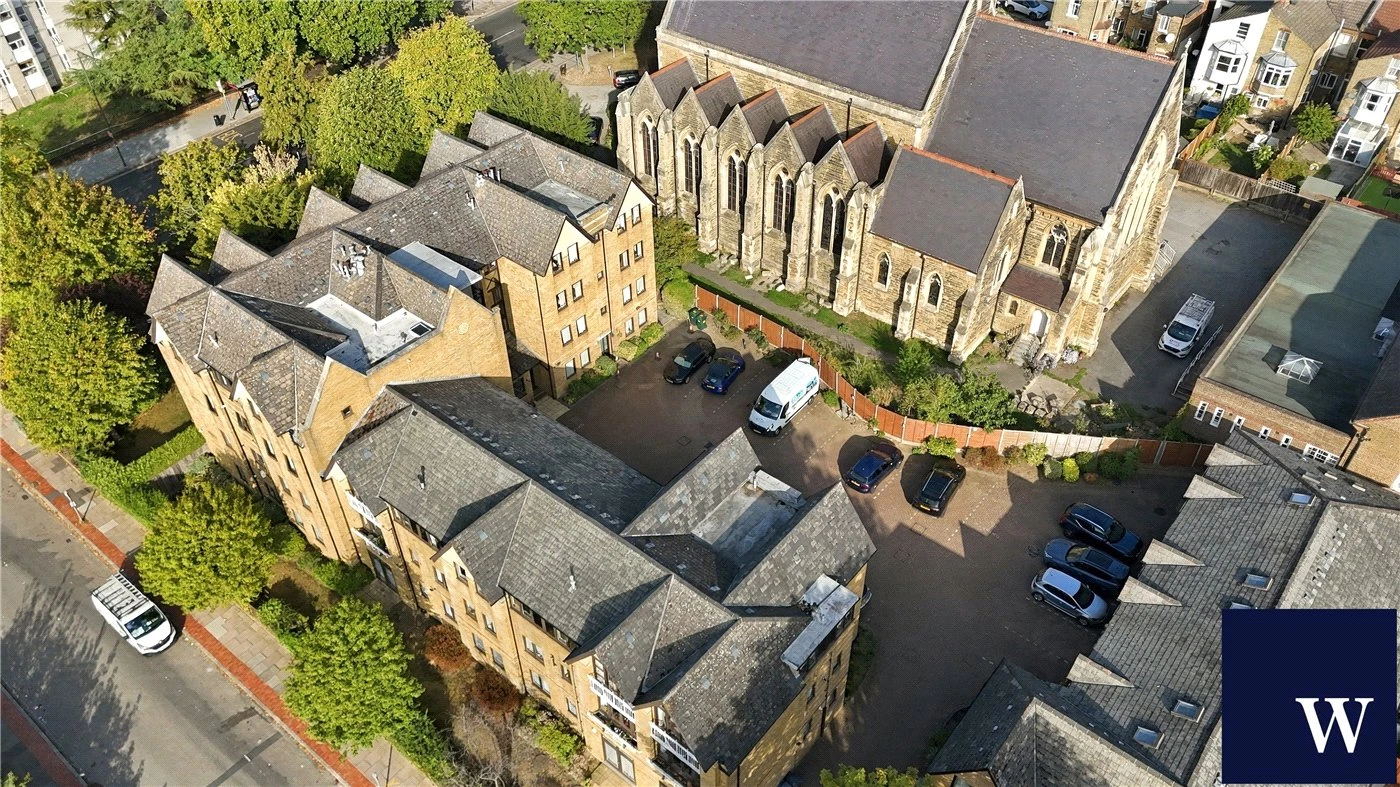 Hamilton Square, Sandringham Gardens, Finchley, London, N12 - image 11