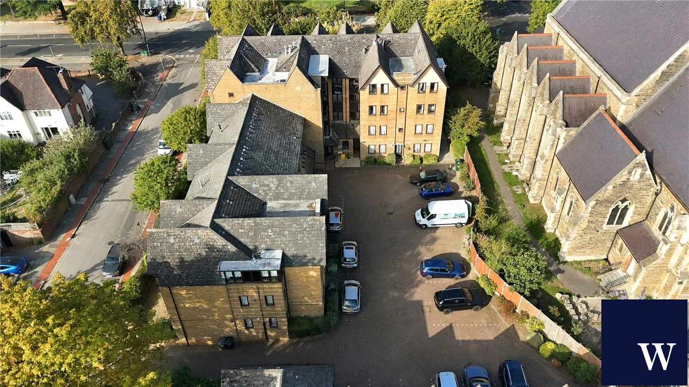Hamilton Square, Sandringham Gardens, Finchley, London, N12 - image 17