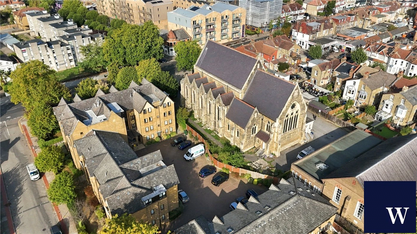 Hamilton Square, Sandringham Gardens, Finchley, London, N12 - image 18
