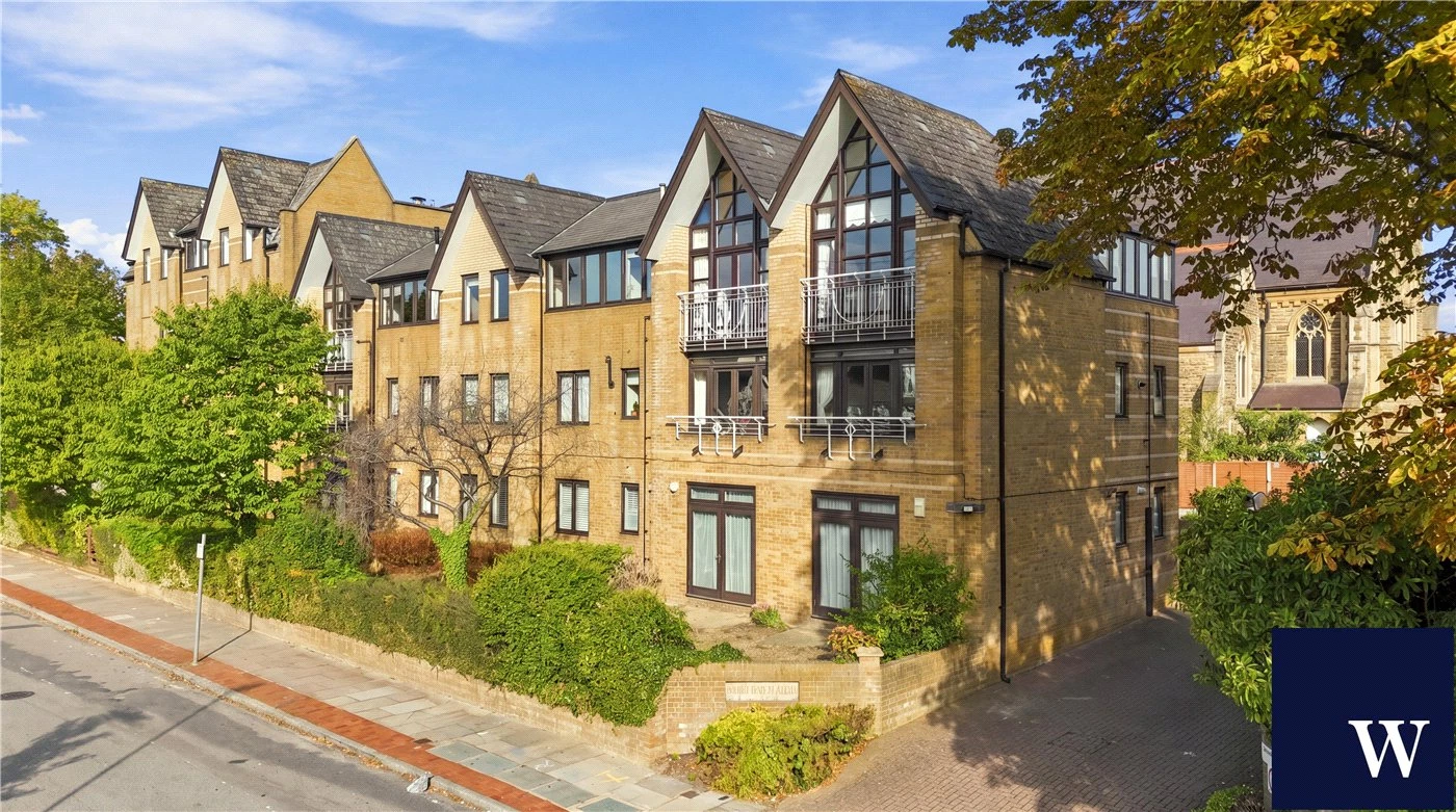 Hamilton Square, Sandringham Gardens, Finchley, London, N12 - image 1