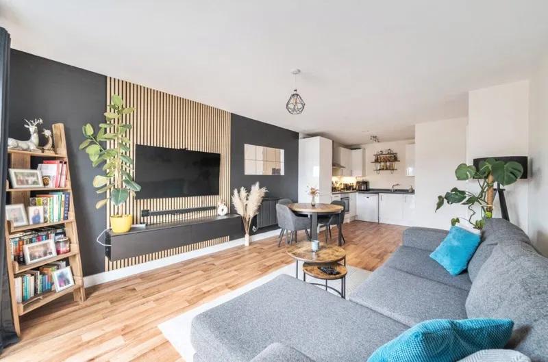 Alderson Grove, Hersham, Surrey, KT12 - image 2
