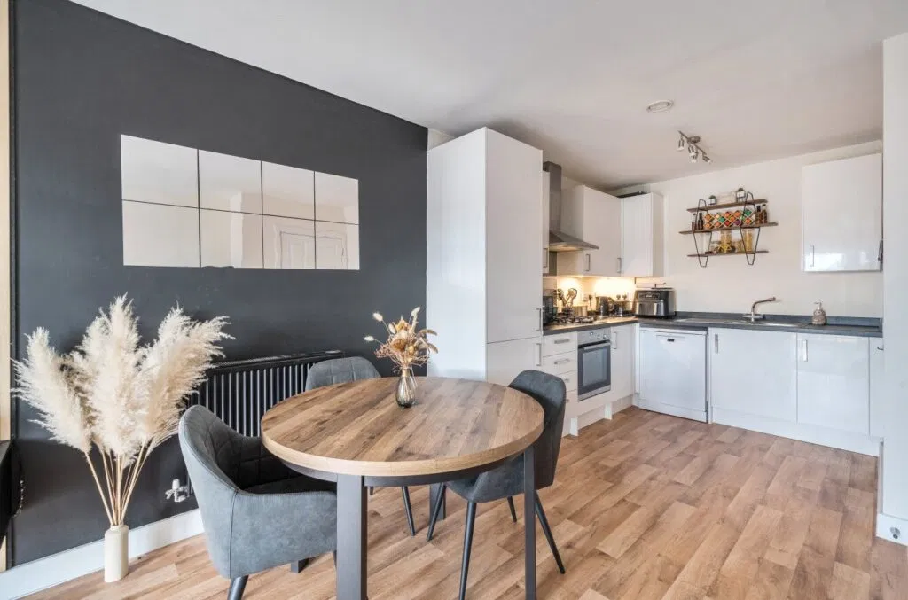 Alderson Grove, Hersham, Surrey, KT12 - image 3